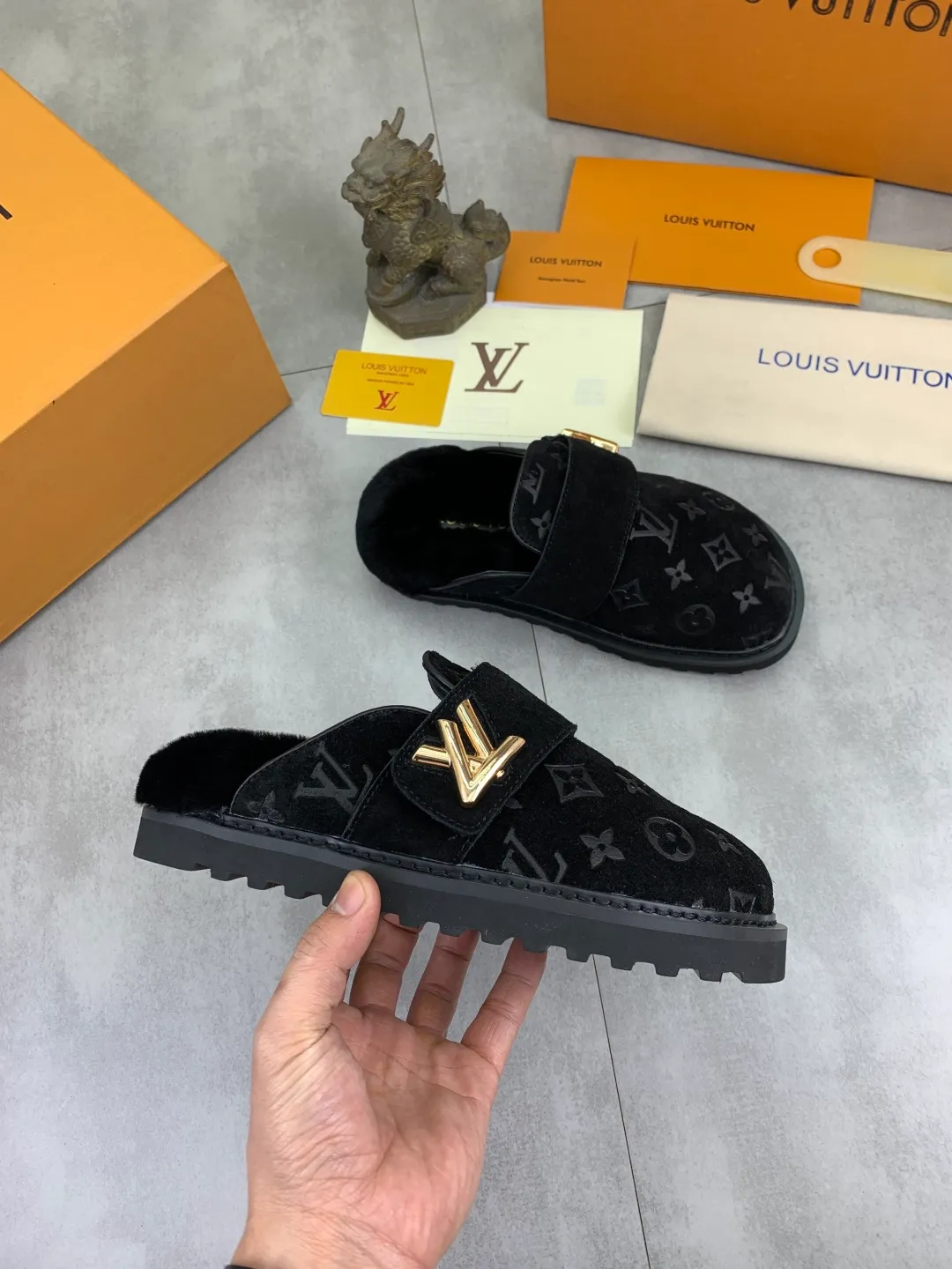 Men's Men's Shoes P480 New Couple Style LV Louis Vuitton L Family Donkey Brand Latest Easy Series Birkenstock Baotou Thick Sole Wool Slippers Sandals Original purchase, development and production This LV Easy sandal is made of suede cow leather, with Monogram pattern to highlight the trendy style. Adjustable straps with illuminated LV letters, flexible insoles and micro outsoles provide a light and comfortable experience. Exquisite packaging at the delivery counter 🛍📦 ▪️Fabric: Original custom imported first-layer cowhide ▪️Inner lining: Original customized warm wool lining ▪️Outsole: Original open-molded rubber foam material ▪️Sole thickness: 4CM ▪️Size: Men and women 35-45
